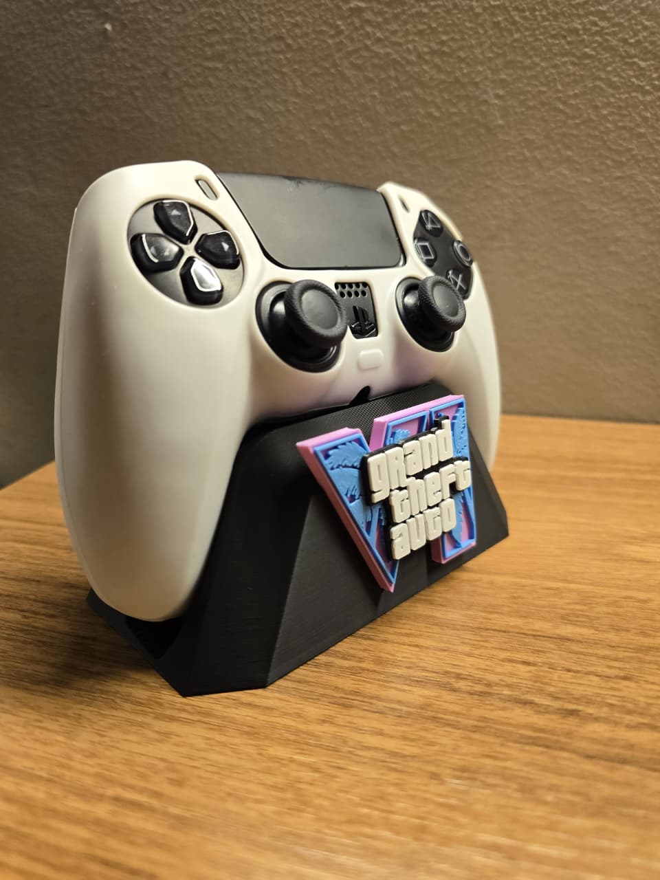🎮 Porta-Controle Gamer GTA V em Impressão 3D – Suporte para Controle