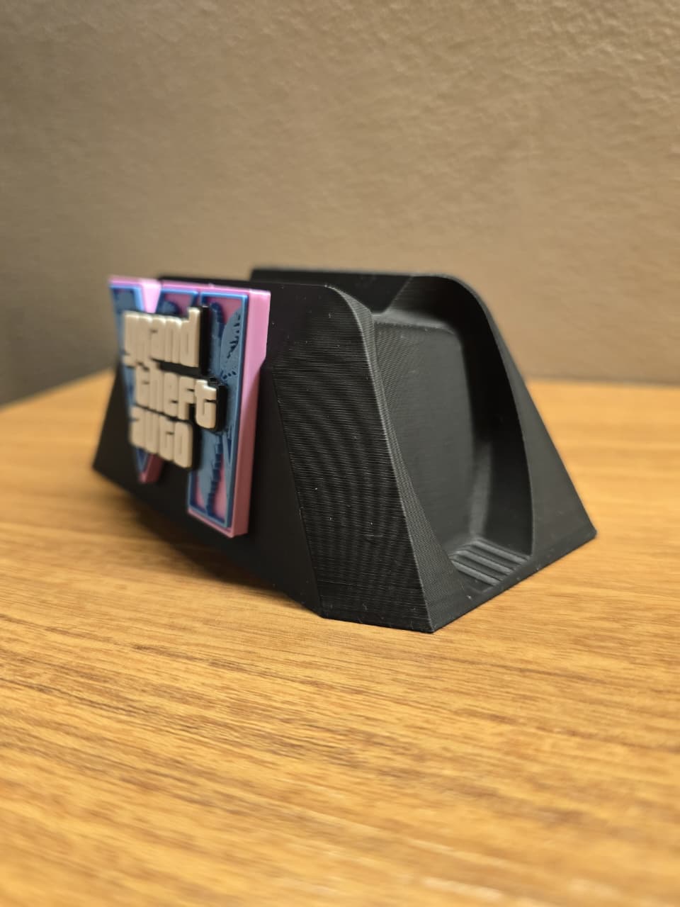 🎮 Porta-Controle Gamer GTA V em Impressão 3D – Suporte para Controle